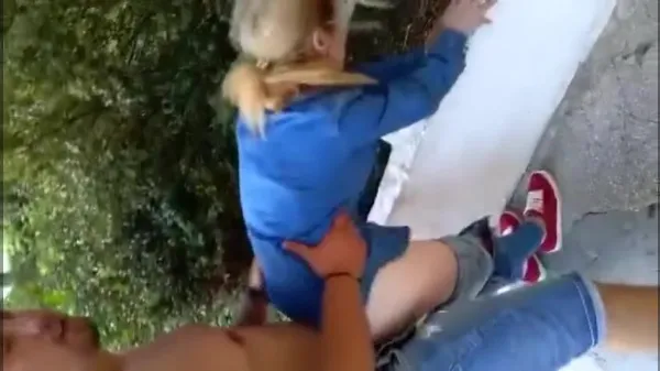 Romanca matura este fututa in fata scari ei xxx blonda