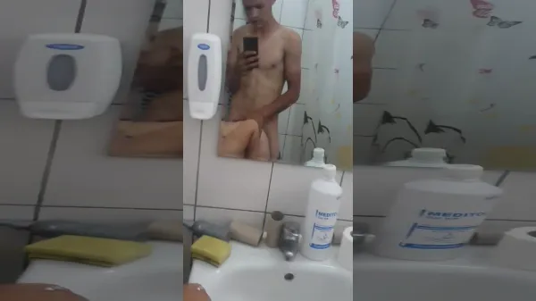 Liceeni ce se fut in baie se filmeaza cu telefonul xxx