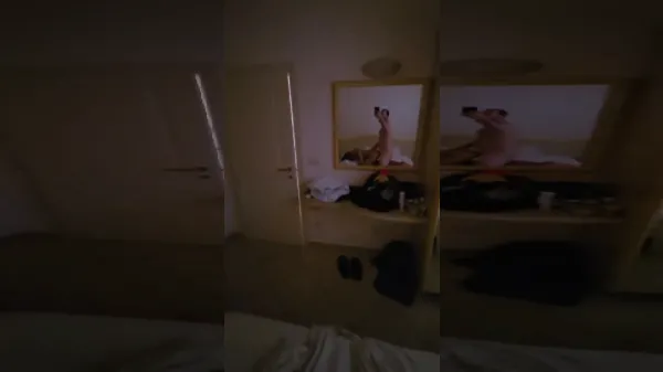 Panarama filmata in oglinda de sot cand o fute capra