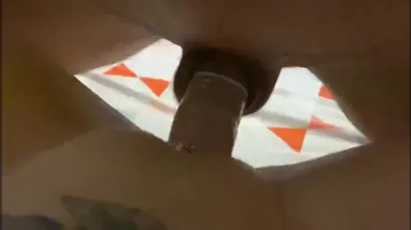 Tanara adora cand o fute cu prezervativ