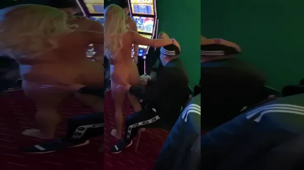 Blonda face striptease la cazino pentru jicatori xxx goala