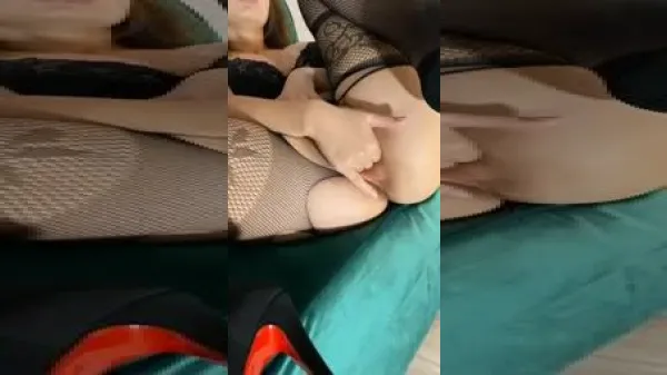 Romanca cere pula pe videochat cand baga mana in pizda