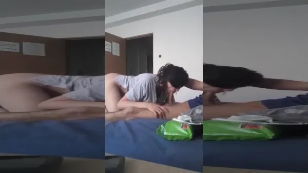 Bruneta draguta matura este legata la ochii sa nu vada cand o suge