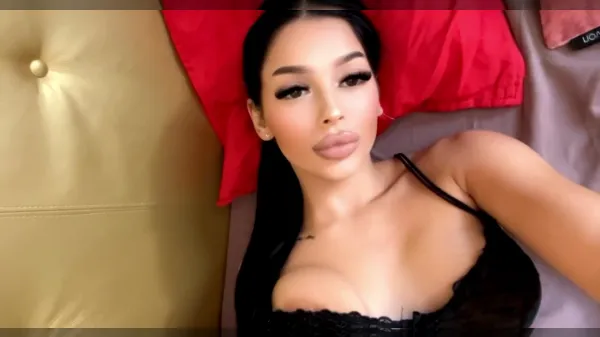 Bruneta care se freaca la pizda cand face videochat 