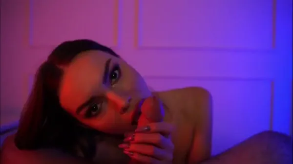 Romanca super sexy adora sa suga pulile frumoase